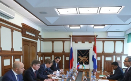 Глава Приморья Олег Кожемяко провел встречу с послом Индии в РФ