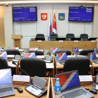 Власти Приморья приняли закон о продлении на 2016 год сокращения зарплат губернатору и его заместителям